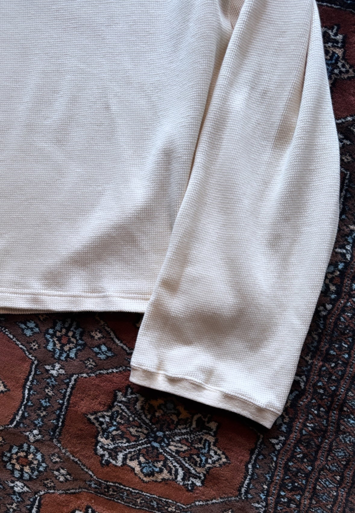 UNDECORATED "COTTON CASHMERE WAFFLE HENRY NECK TOP"