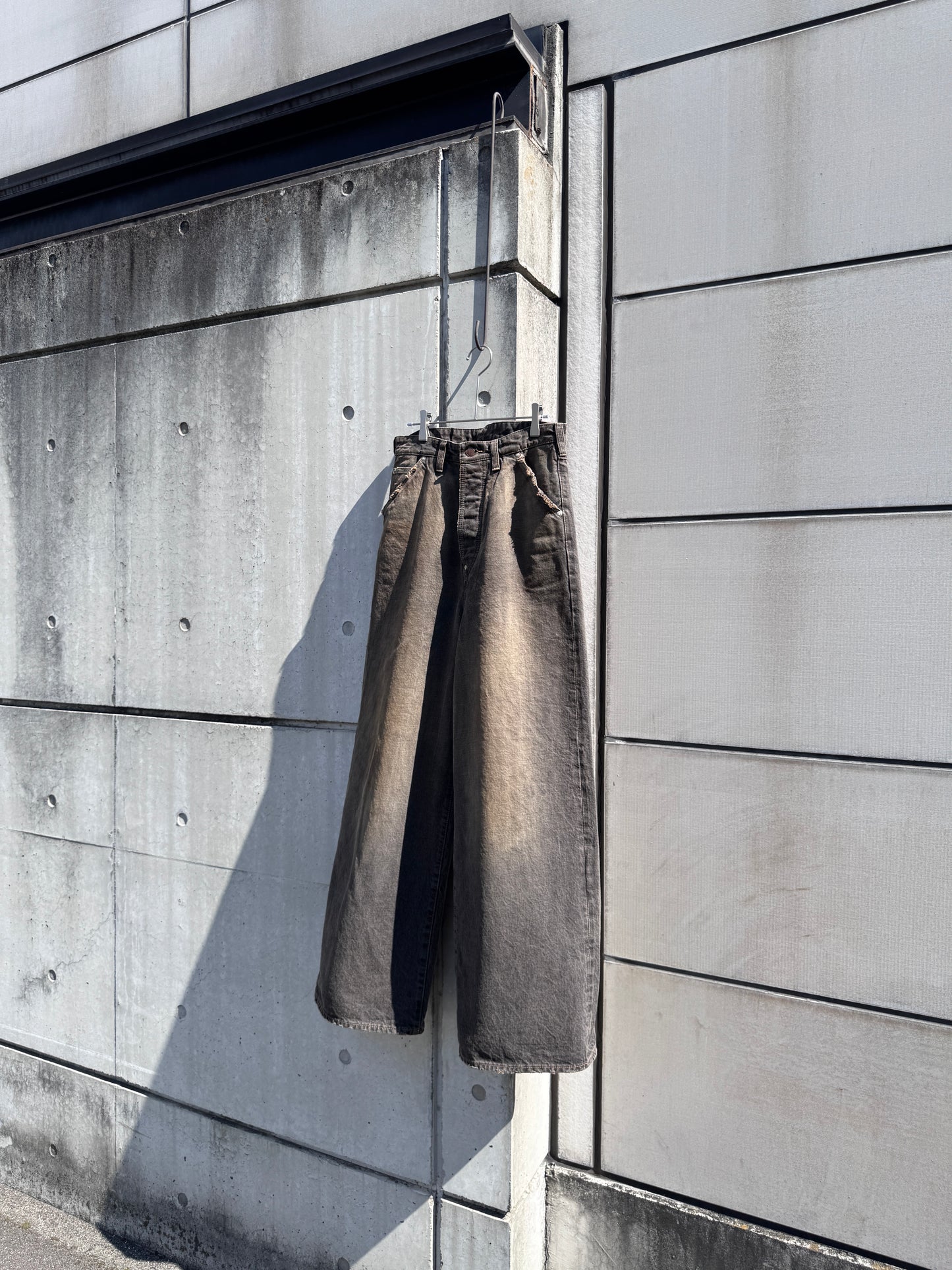 daisuke tanabe　coffee black denim trousers destroyed